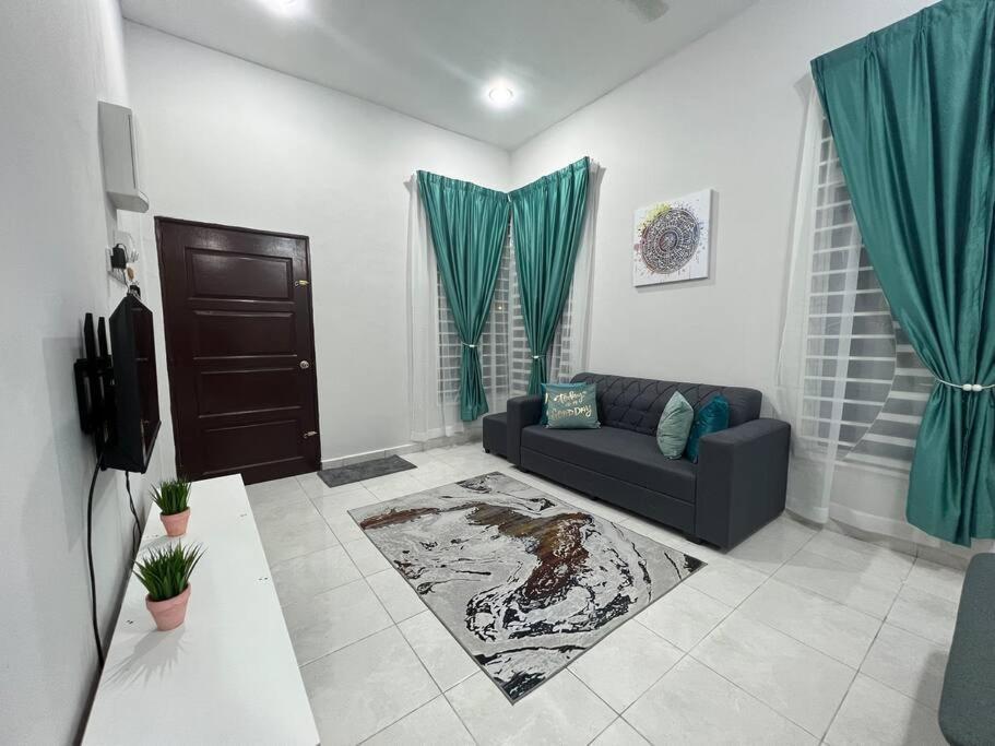 D'Sara Homestay Fully Furnished 3 Bedrooms All Aircond 2 Miles Centre Chukai Exterior foto