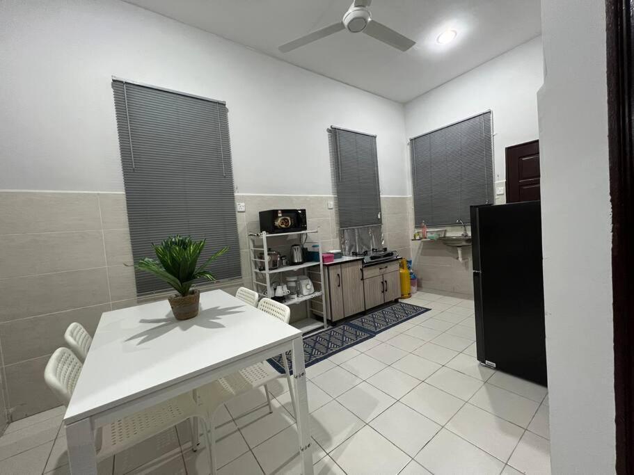 D'Sara Homestay Fully Furnished 3 Bedrooms All Aircond 2 Miles Centre Chukai Exterior foto