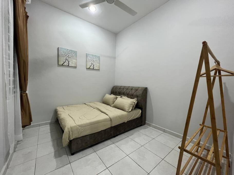 D'Sara Homestay Fully Furnished 3 Bedrooms All Aircond 2 Miles Centre Chukai Exterior foto